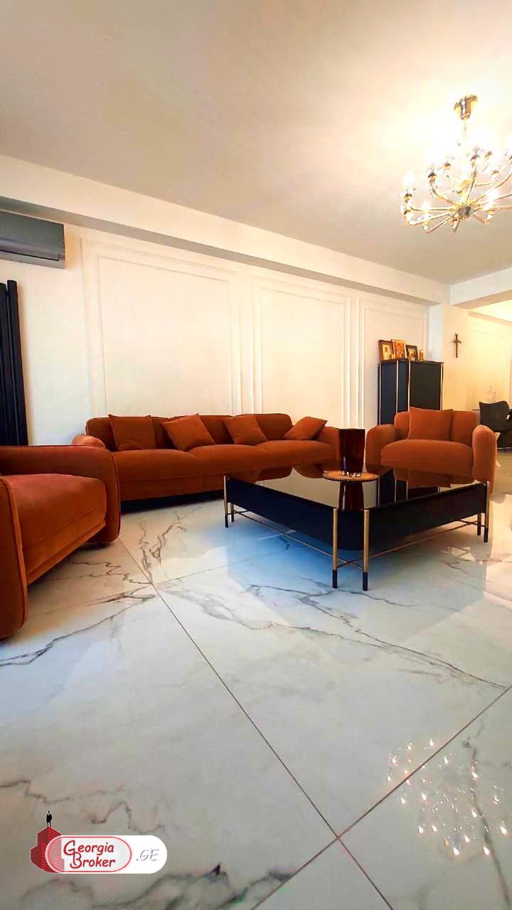 продается квартира с новым ремонтом 4-комнаты